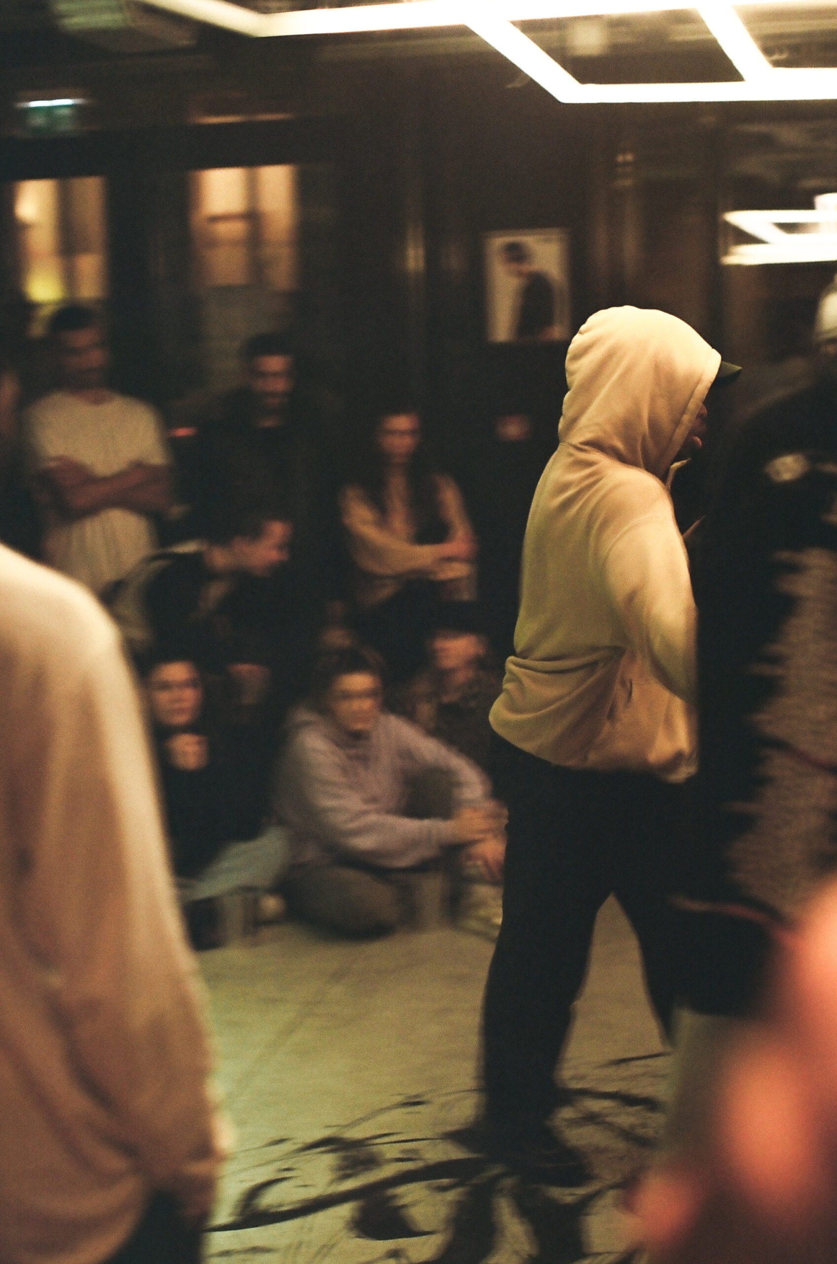 jeune garçon entrain de danser dans un un battle de danse 