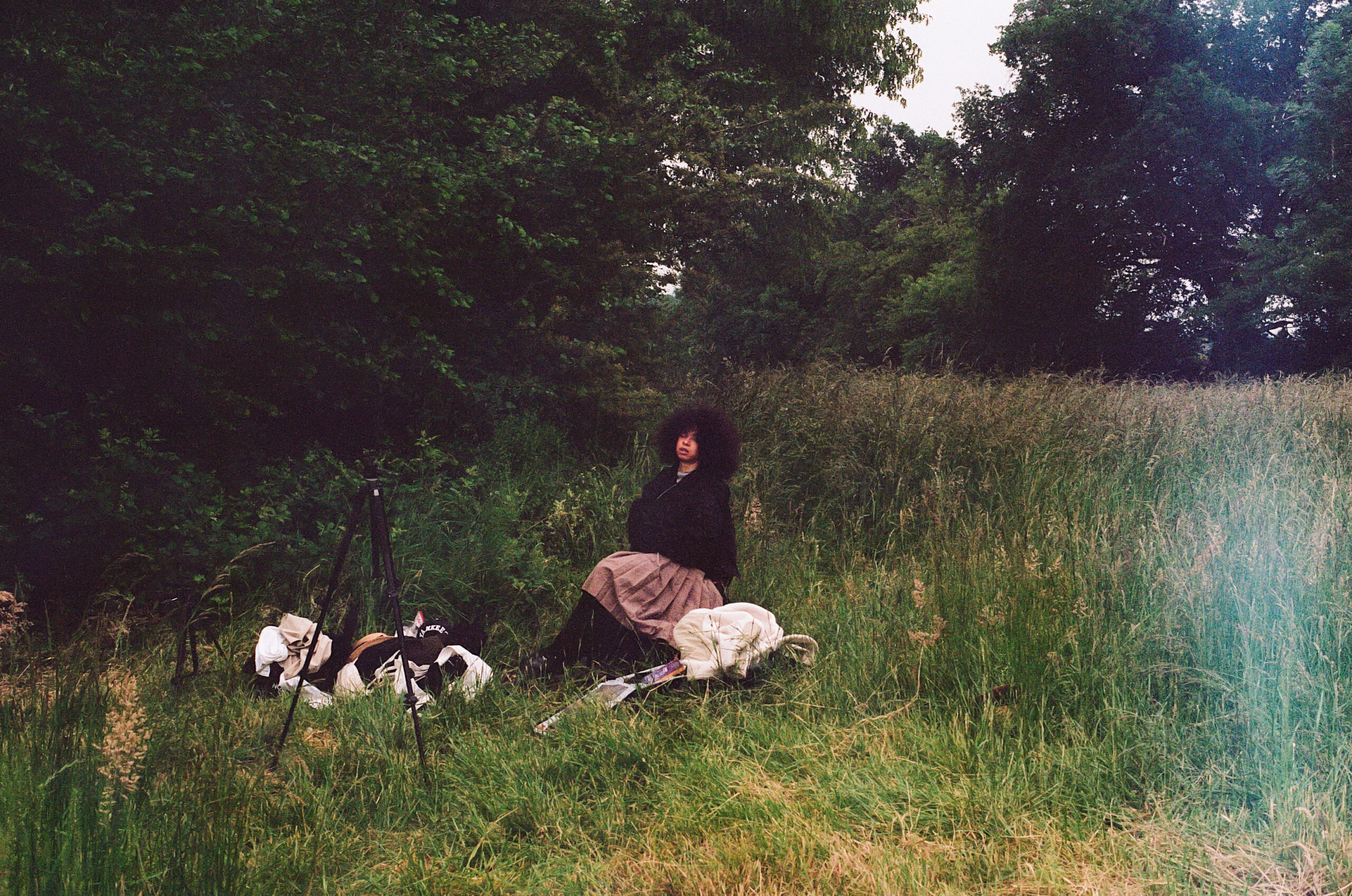 photo d'une fille endormie sur une chaise au milieu d'un champs