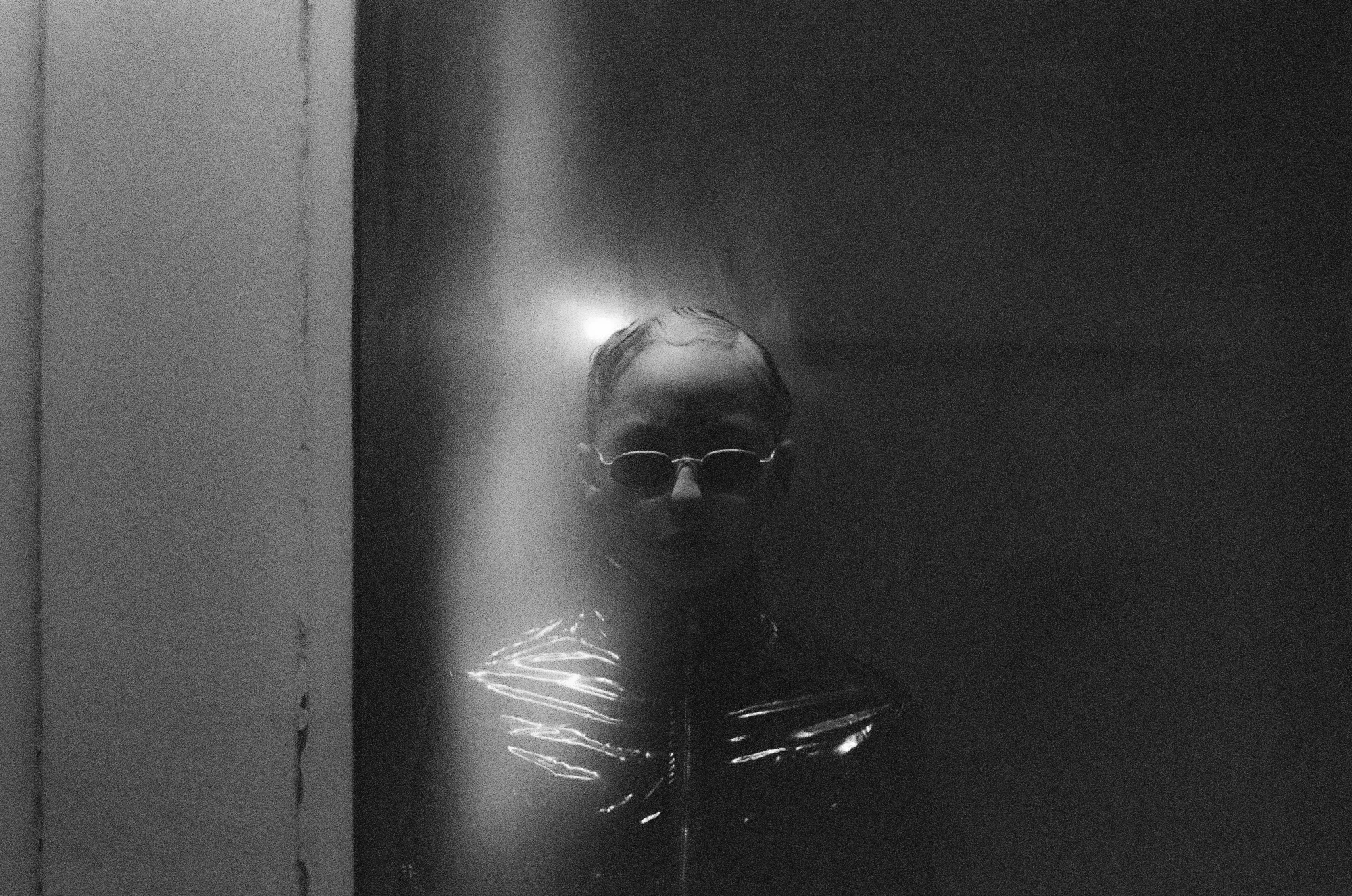 Portrait noir et blanc avec douche de lumière 